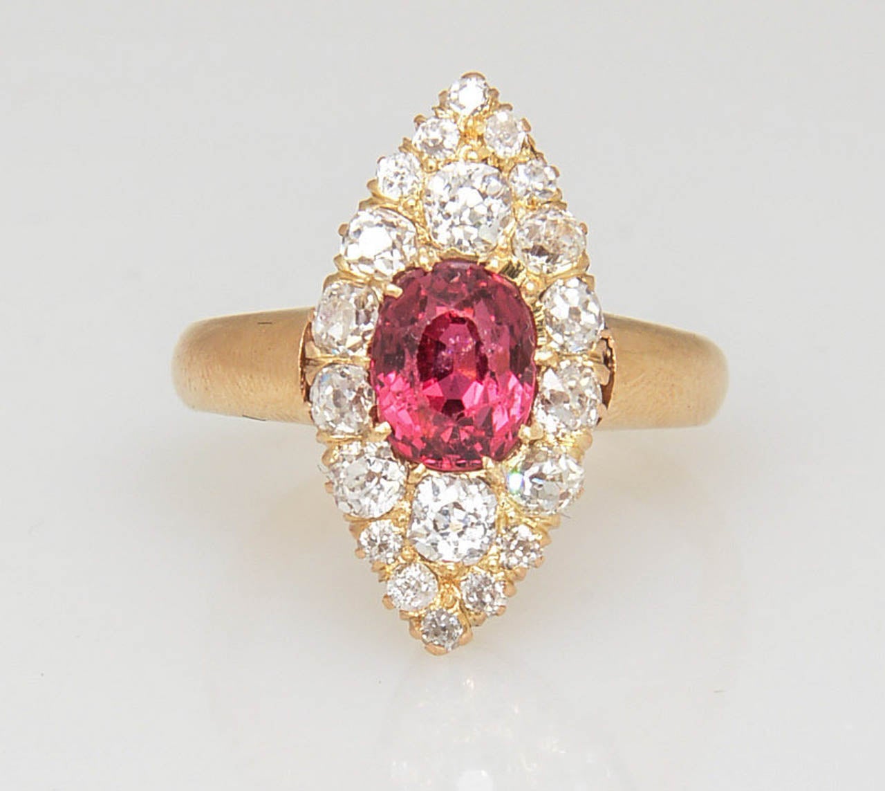 viktorianischer Navette-Ring mit Spinell und Diamant 4