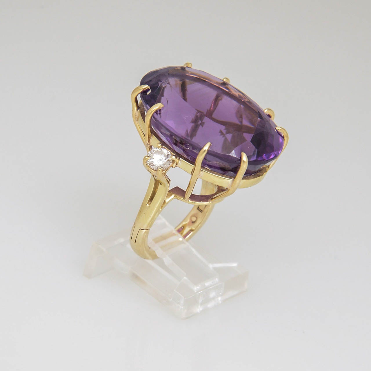 1970s Large Amethyst and Diamond Gold Cocktail Ring In Good Condition For Sale In Miami Beach, FL