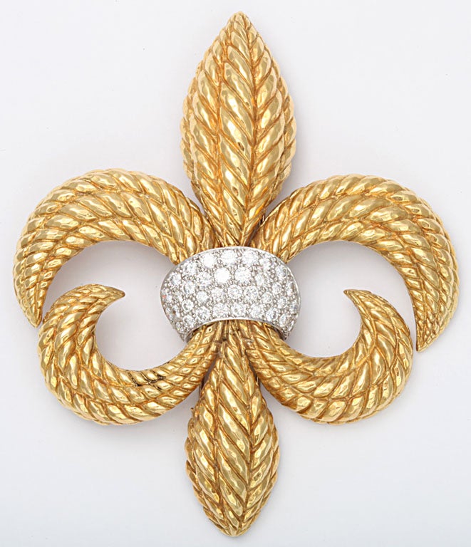 18k yellow gold and diamond fluted and textured, contoured brooch with pave diamond ribbon containing 36 diamonds approximate weight 4.00 ct.
44 dwt