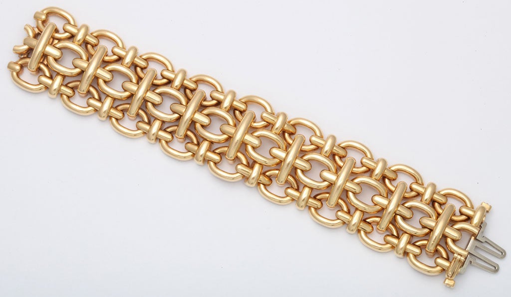 18k oval and cross link flexible bracelet
133.5 grams