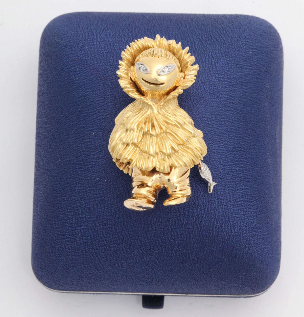 1950s Diamond Textured Gold Whimsical Eskimo Holding Fish Clip Brooch In Excellent Condition In New York, NY