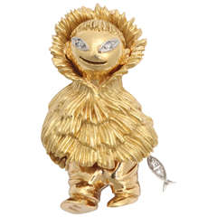 1950s Diamond Textured Gold Whimsical Eskimo Holding Fish Clip Brooch 1950s Diamond Textured Gold Whimsical Eskimo Holding Fish Clip Brooch