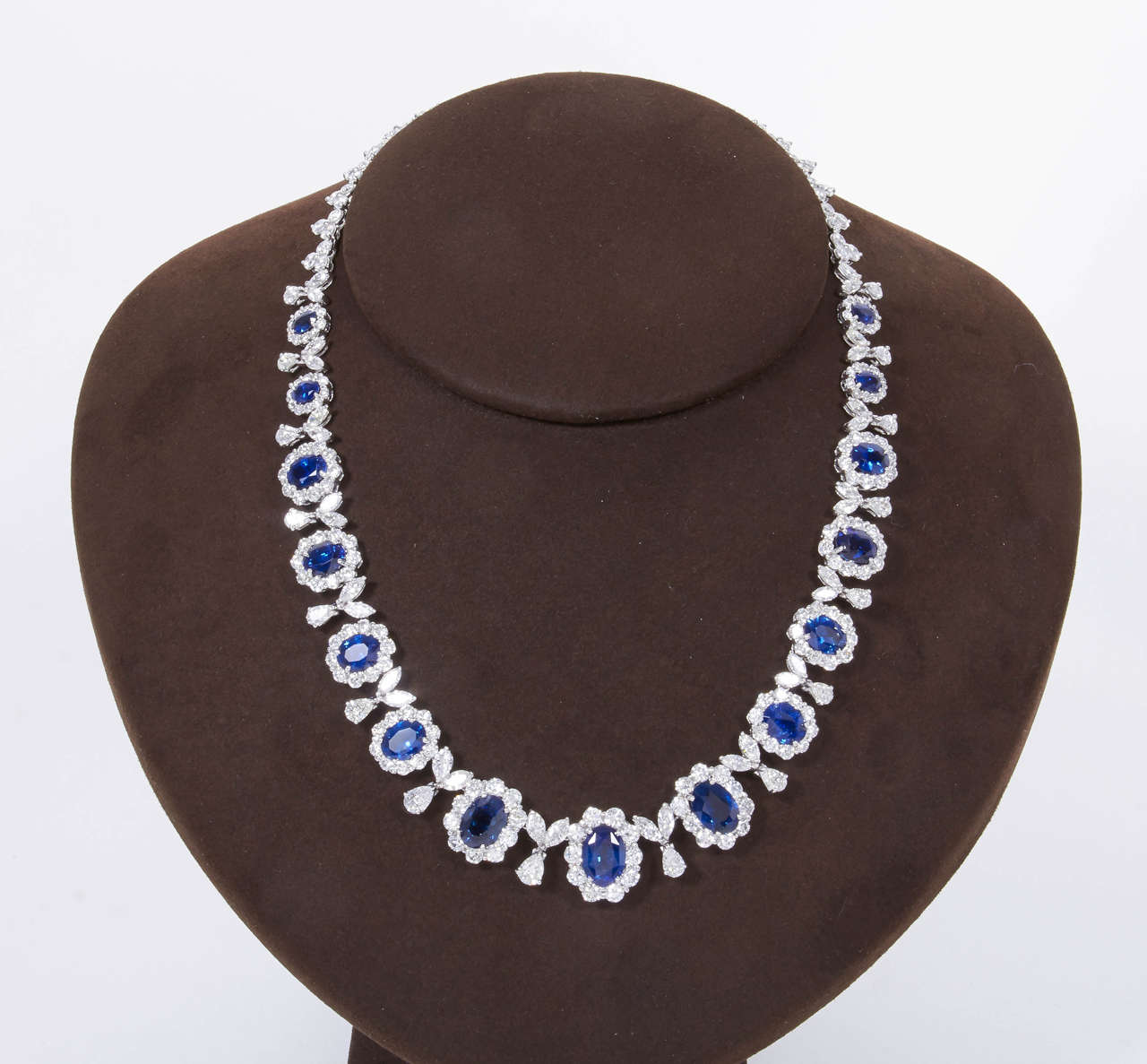Classic Sapphire Diamond Gold Necklace In New Condition In New York, NY