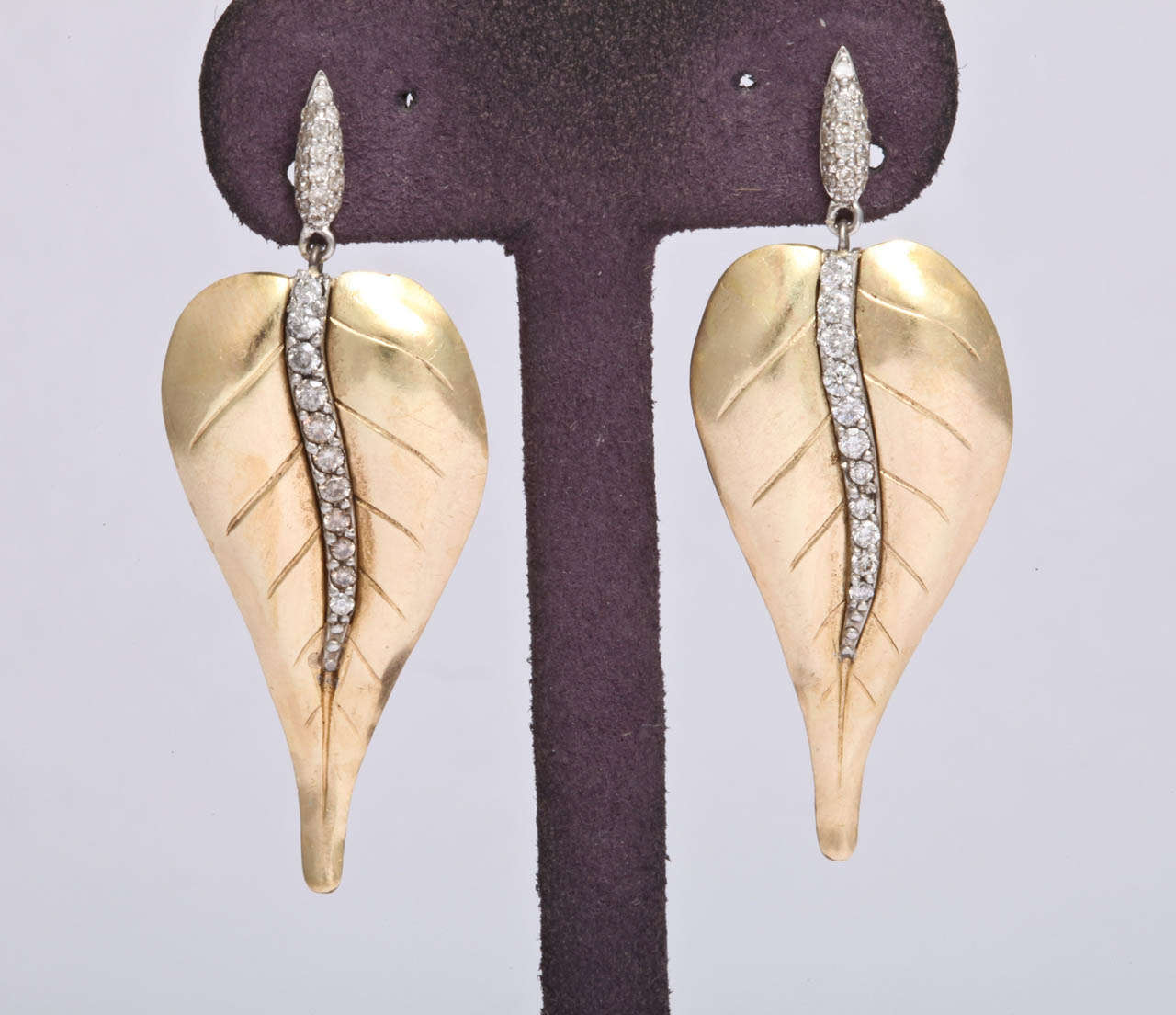 Chic 18k yellow gold leaf motif earrings featuring a diamond midrib.