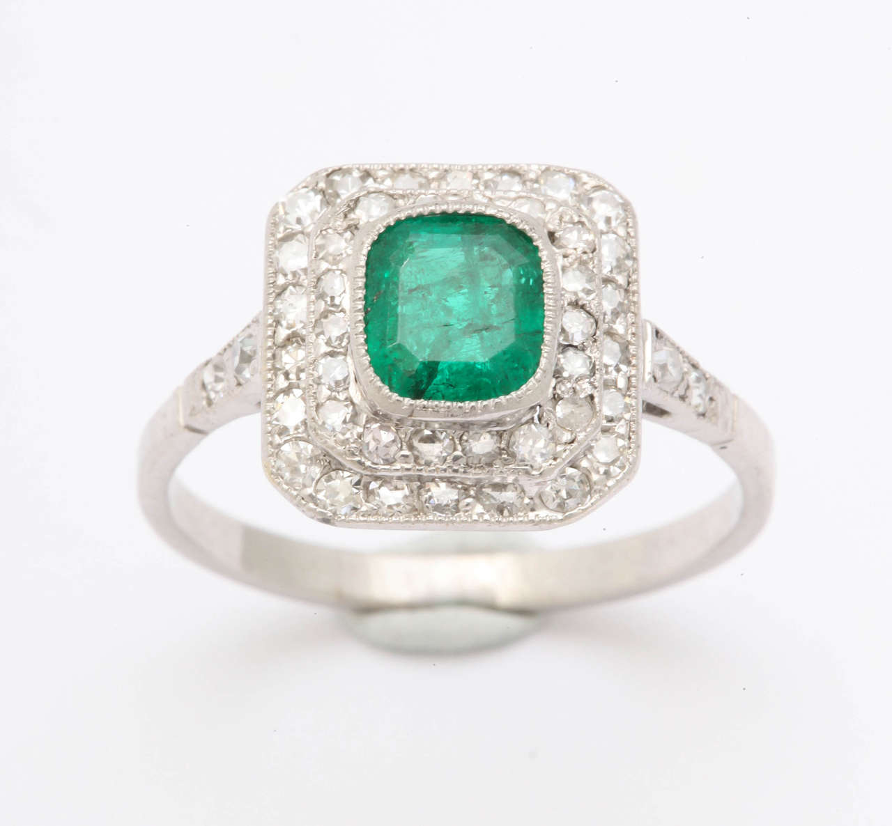 1920s Platinum Diamond and Emerald Ring In Good Condition For Sale In TRYON, NC