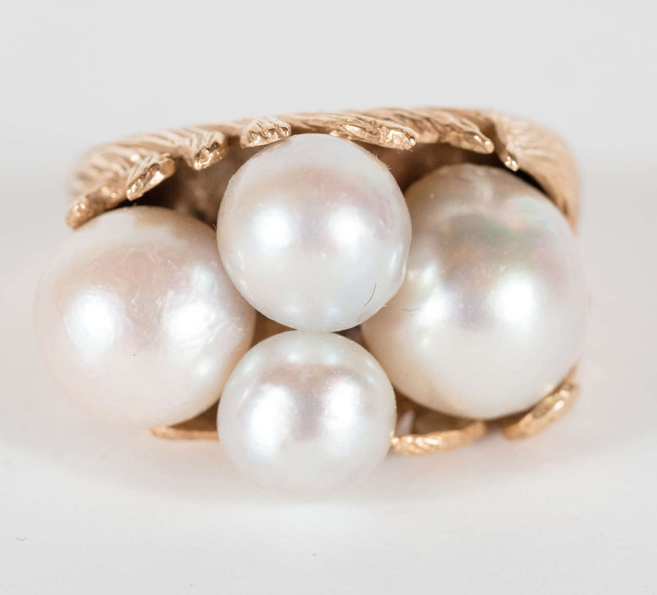 Mid-Century Modernist Leaf Design Pearl and Gold Ring In Excellent Condition In New York, NY
