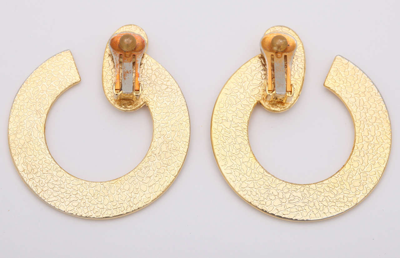 Paire de boucles d'oreilles en or incurvées à colonne ionique, bijou de costume Pour femmes en vente