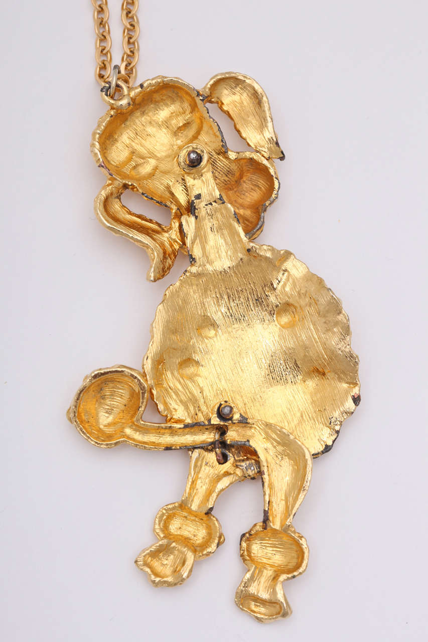 Collana grande con ciondolo a forma di barboncino in oro In condizioni buone in vendita a Stamford, CT