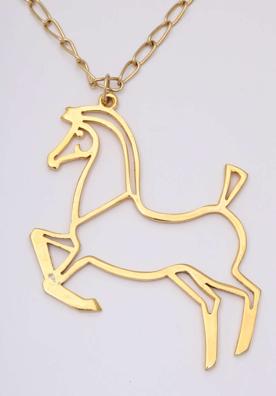 Goldtone Modern Horse Pendant Necklace, Costume Jewelry In Good Condition For Sale In Stamford, CT