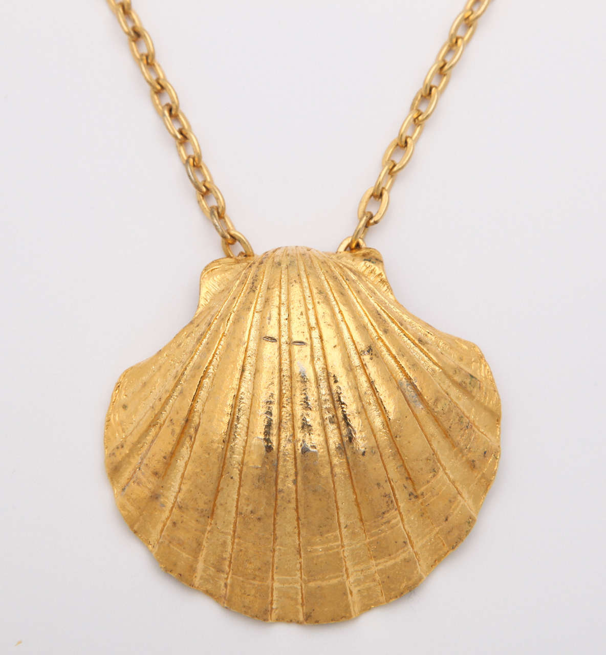 Large Shell Necklace In Excellent Condition In Stamford, CT