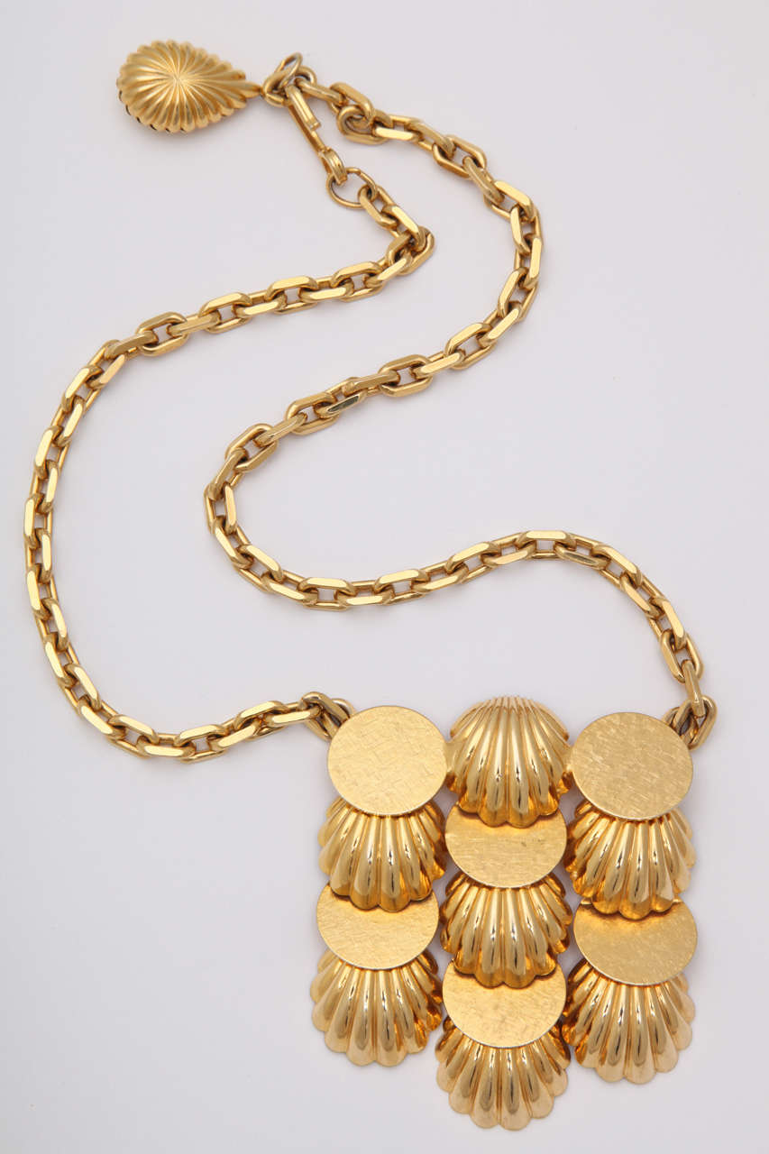 Collier en médaillon de coquillages et de disques avec une chaîne épaisse. Une chaîne mesure 12