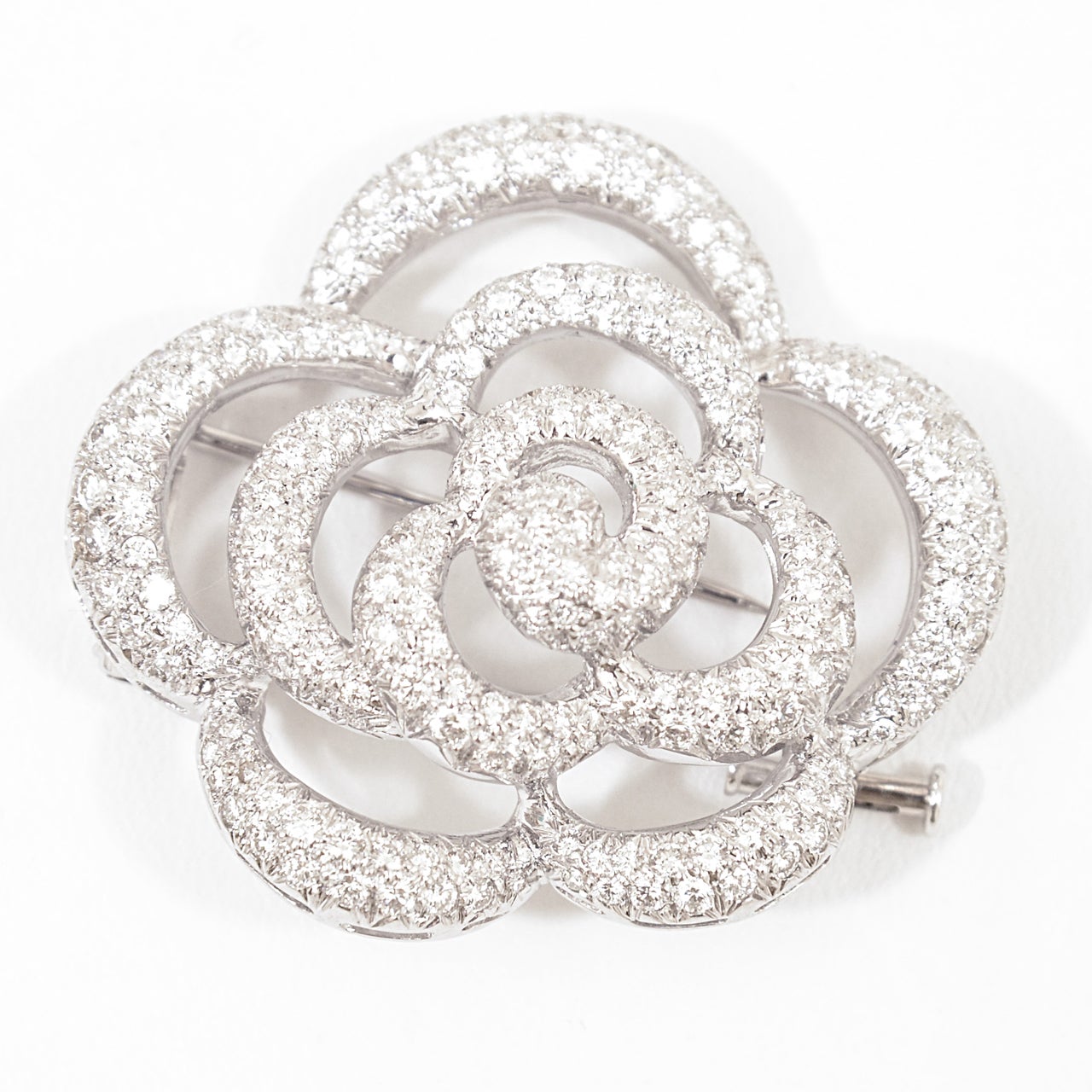 A beautiful Van Cleef & Arpels Flower Brooch in 18k gold and tapered bombé petals pavé set containing 243 stones  H-I / VS quality diamonds