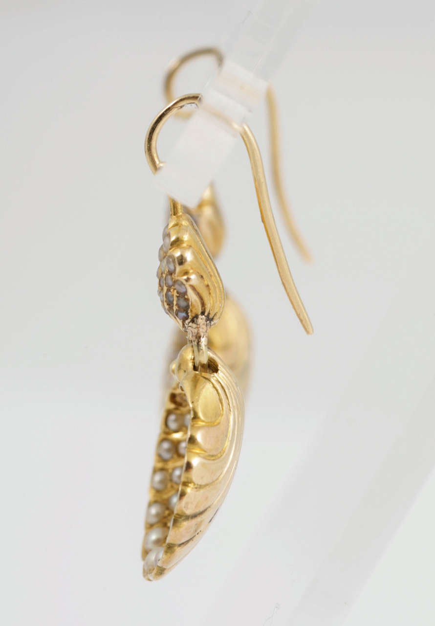 Pearl Shell earrings. In Excellent Condition For Sale In London, GB