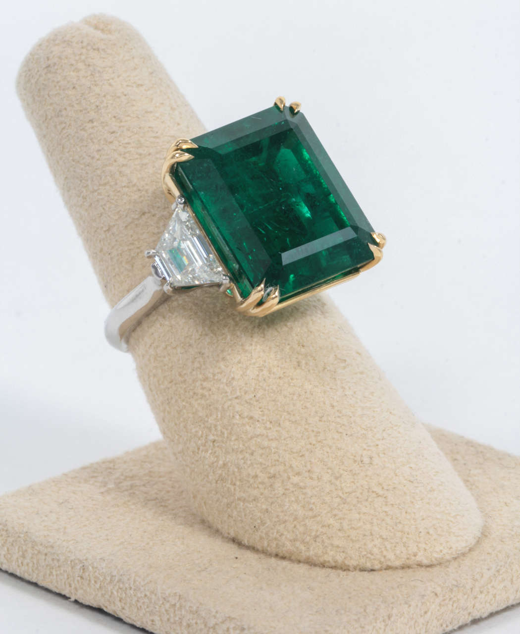 Rare 20.89 carat Emerald Diamond Gold Platinum Ring In Excellent Condition In New York, NY