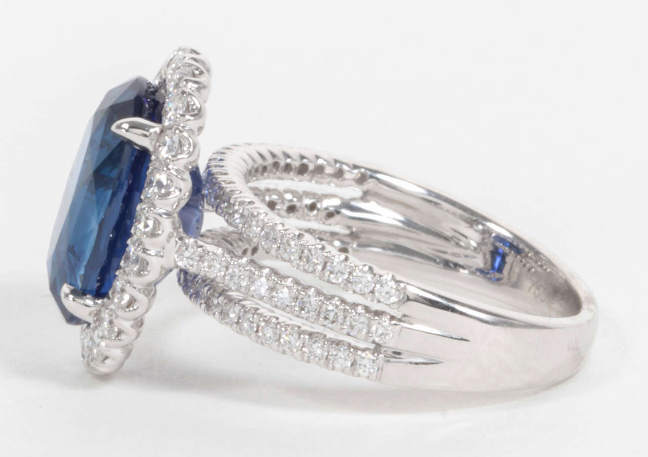 Taille ovale Bague en saphir bleu royal certifié et diamant en vente