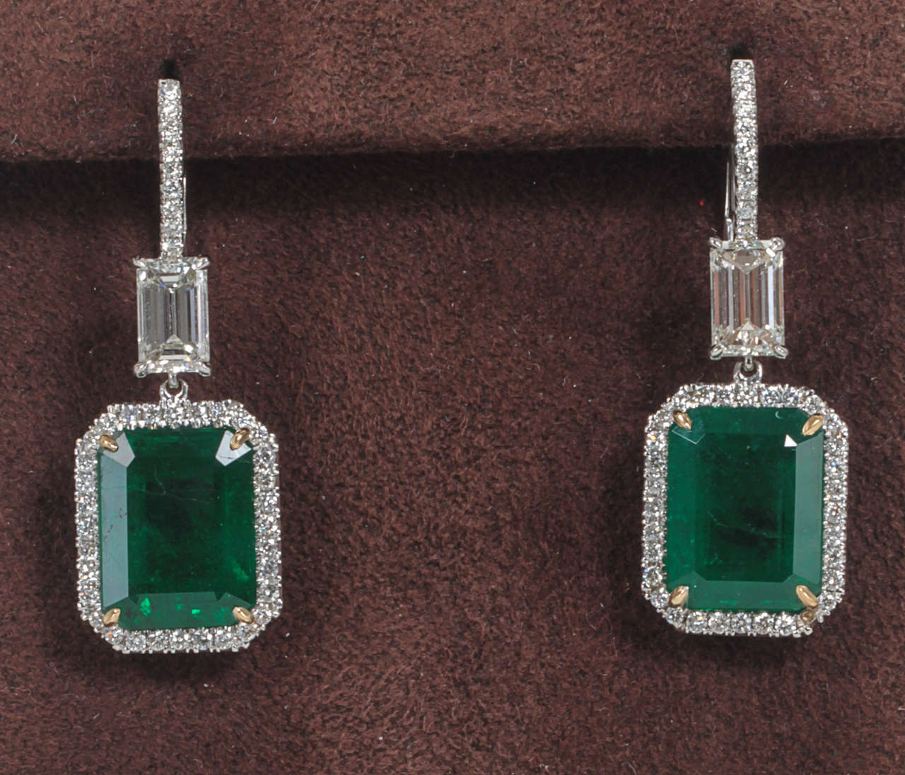 

14.21 carats of Fine Green Emerald 

2.95 carats of diamonds

18k white gold