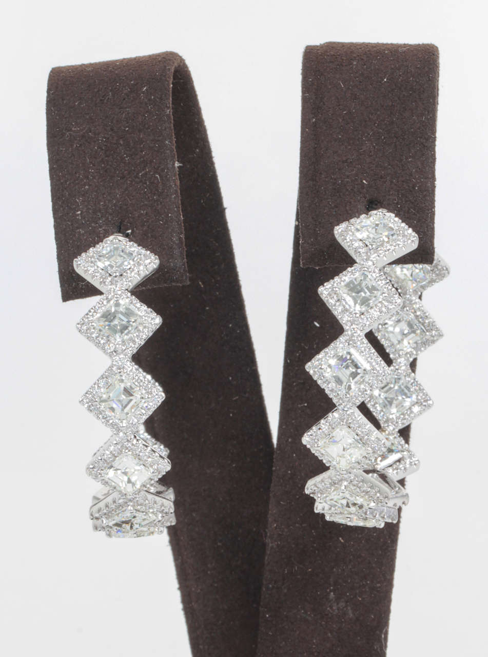 Einzigartige und modische Diamantreifen mit 13,40 Karat Diamanten im Asscher-Schliff und rundem Brillantschliff, gefasst in 18 Karat Weißgold, in der Farbe F-G und der Reinheit VS.