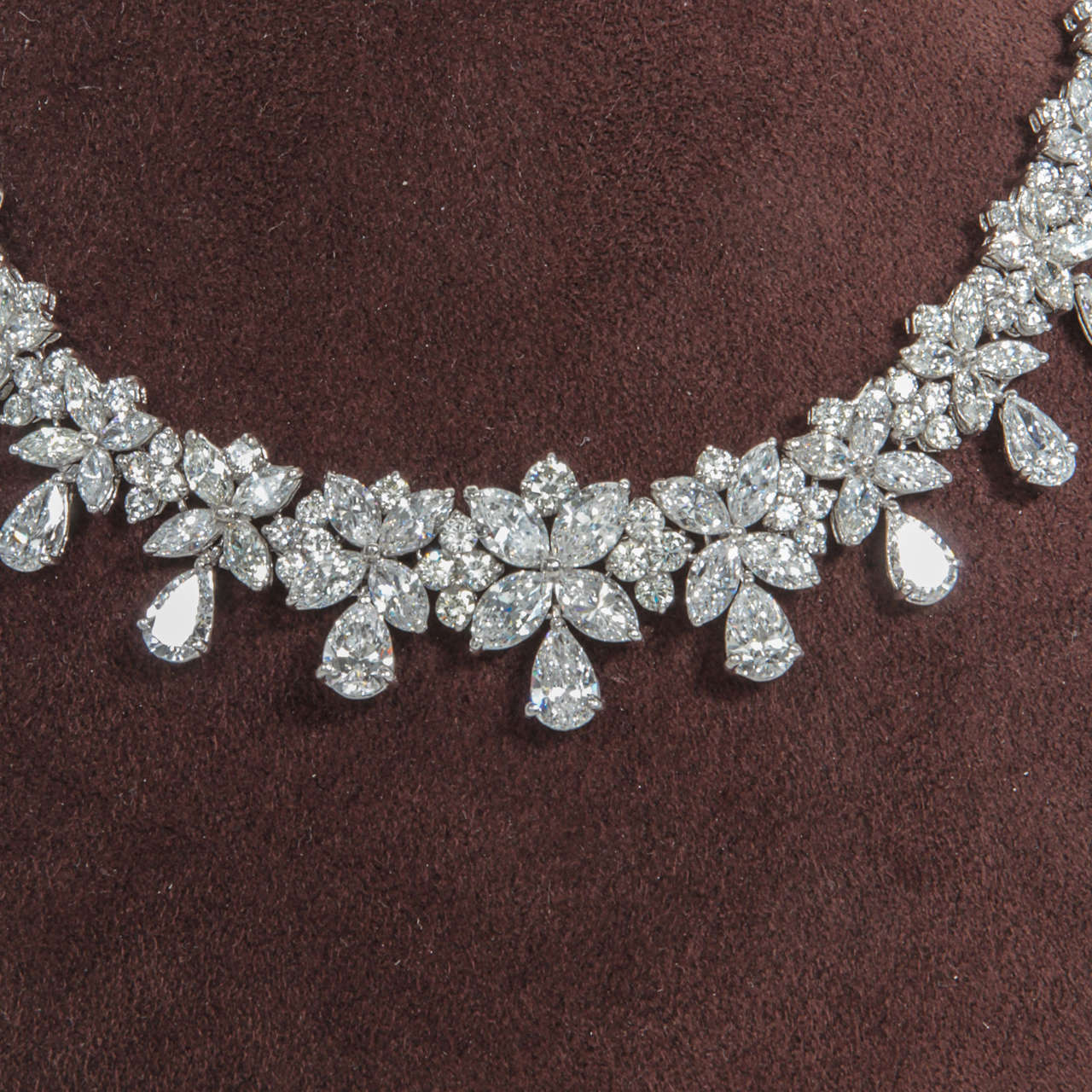 Classic Diamond Wreath Necklace set in platinum In Excellent Condition In New York, NY