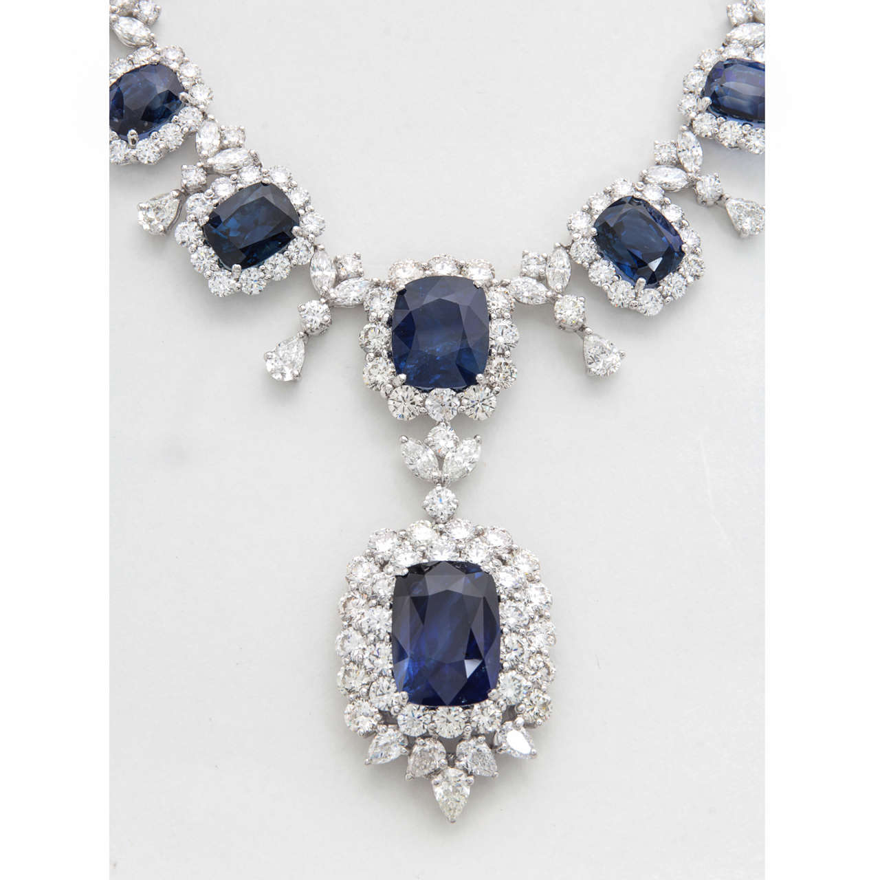 Important Cushion Cut Sapphire Diamond Platinum Necklace In New Condition For Sale In New York, NY