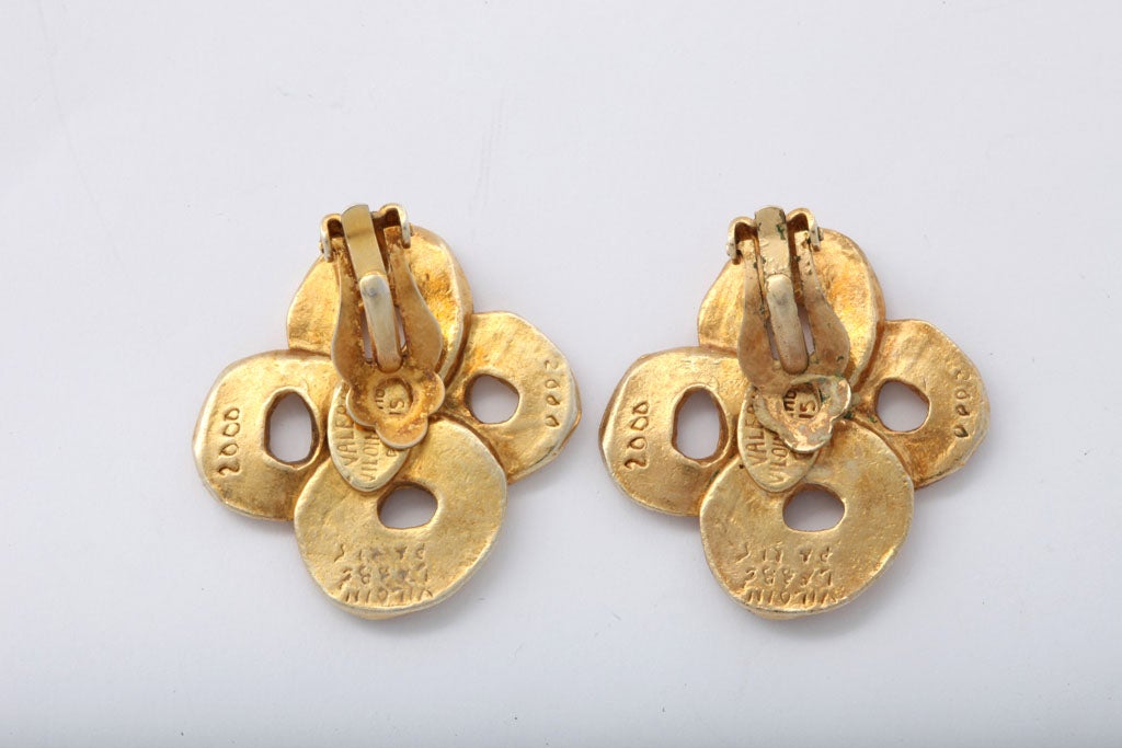 Valerie Viloin Labbe Boucles d'oreilles françaises en or et métal Excellent état - En vente à Stamford, CT