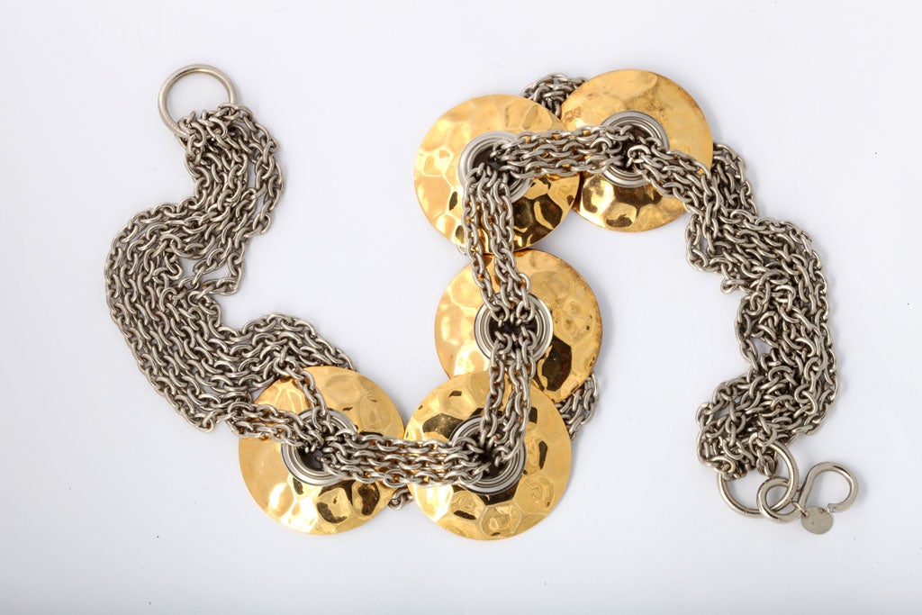 Halskette aus Gold-, Silber- und Silberfarbenen Scheiben und Ketten im Zustand „Hervorragend“ im Angebot in Stamford, CT