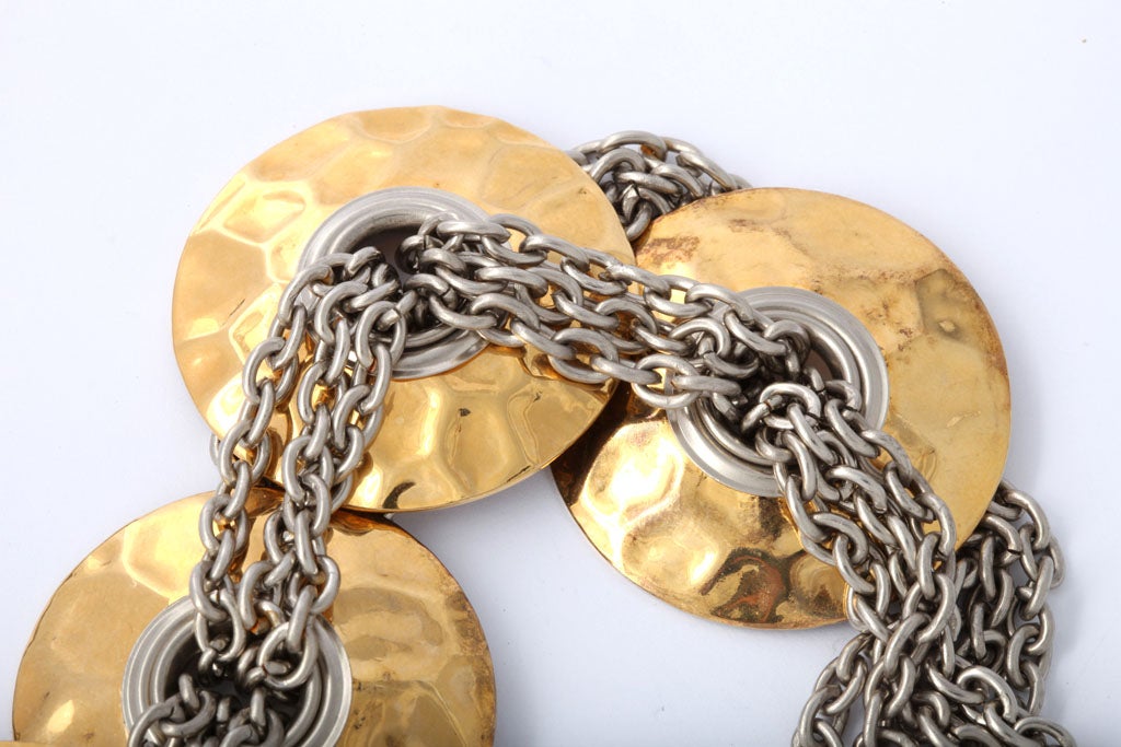 Halskette aus Gold-, Silber- und Silberfarbenen Scheiben und Ketten Damen im Angebot