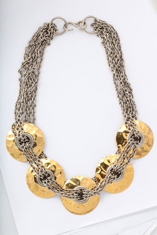 Gut aussehende Halskette mit Messingscheibe und Silberkette.