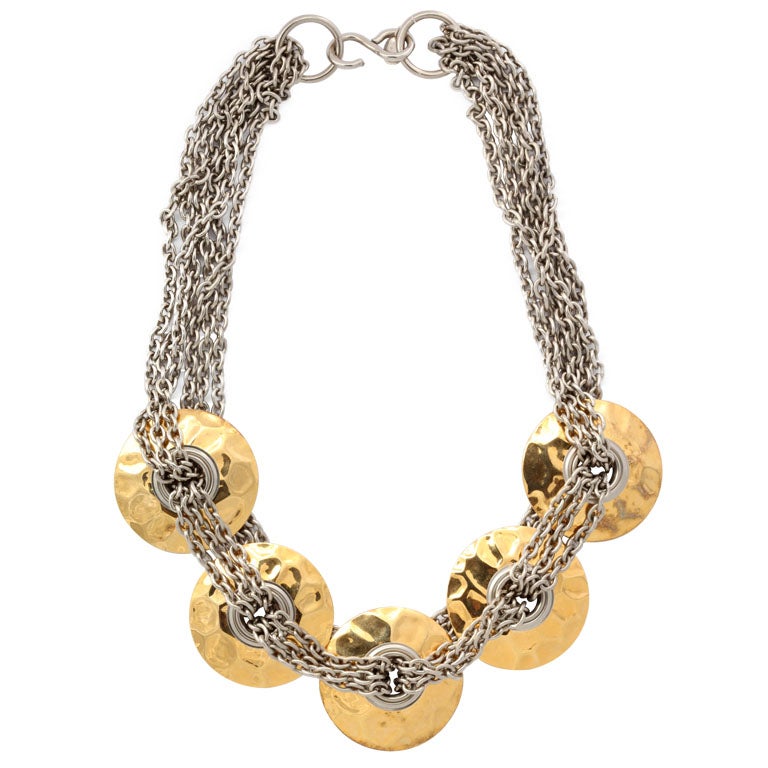 Halskette aus Gold-, Silber- und Silberfarbenen Scheiben und Ketten
