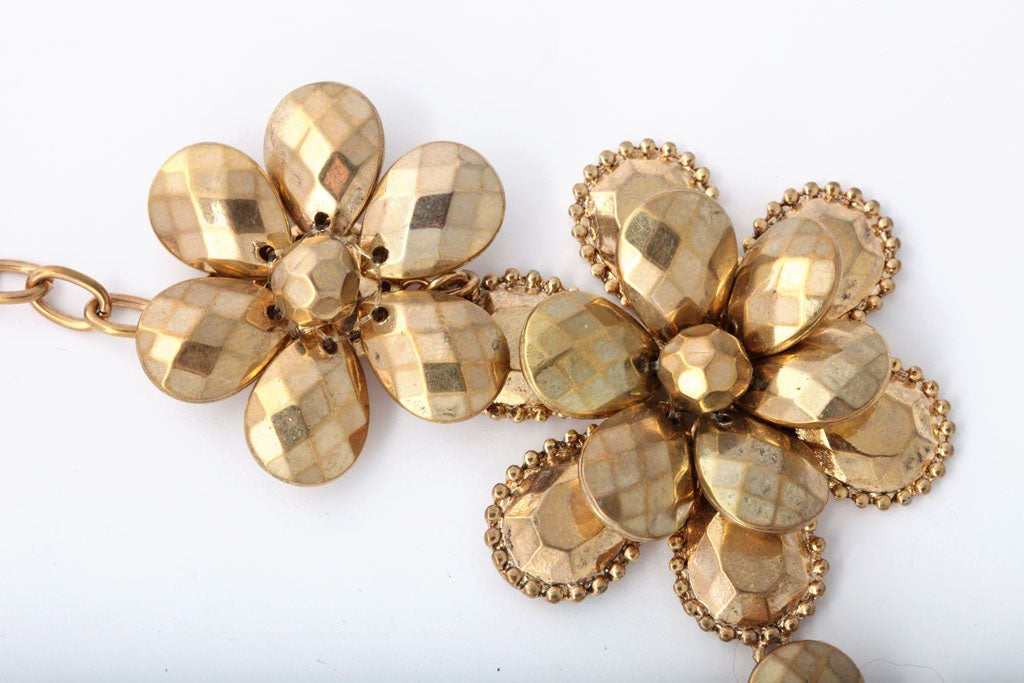 Goldtone Flower Power Necklace In Excellent Condition In Stamford, CT