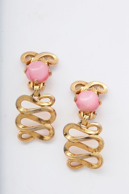 Schiaparelli Goldfarbenes und rosafarbenes Steinarmband und Ohrringe im Angebot 1