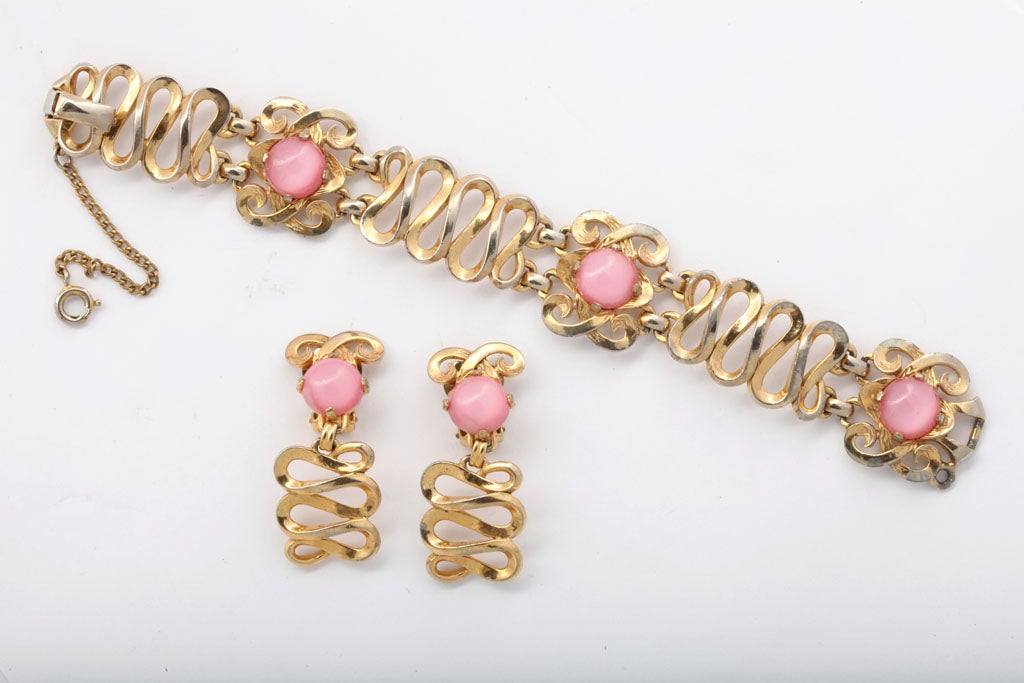 Grande boucle d'or Schiaparelli sertie de pierres cabochons roses. Les boucles d'oreilles sont 1  3/4