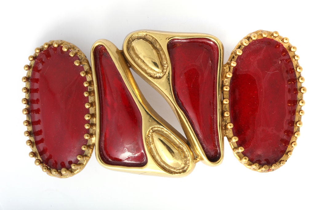Fibbia da cintura in ottone e smalto rosso, unica nel suo genere e di ottima fattura. Può essere utilizzato anche come ciondolo per una grande collana.
