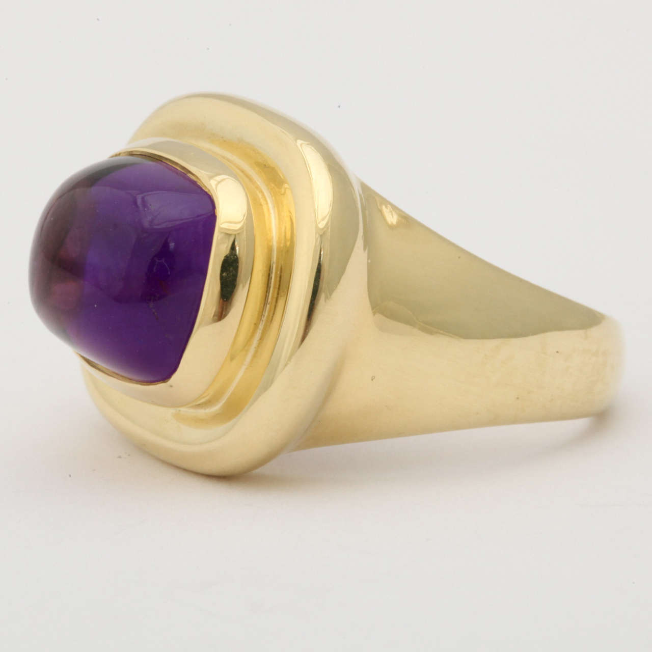 1980s Tiffany & Co. Paloma Picasso Chic Cabochon Bezel Set Amethyst Gold Ring In Excellent Condition In New York, NY