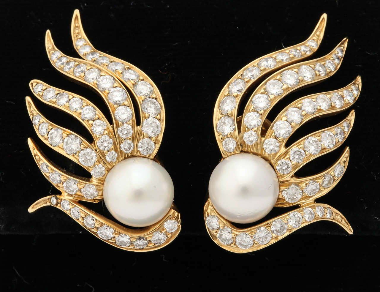 1980s Seaman Schepps Pearl Diamond Gold Flame Earclips In Excellent Condition In New York, NY