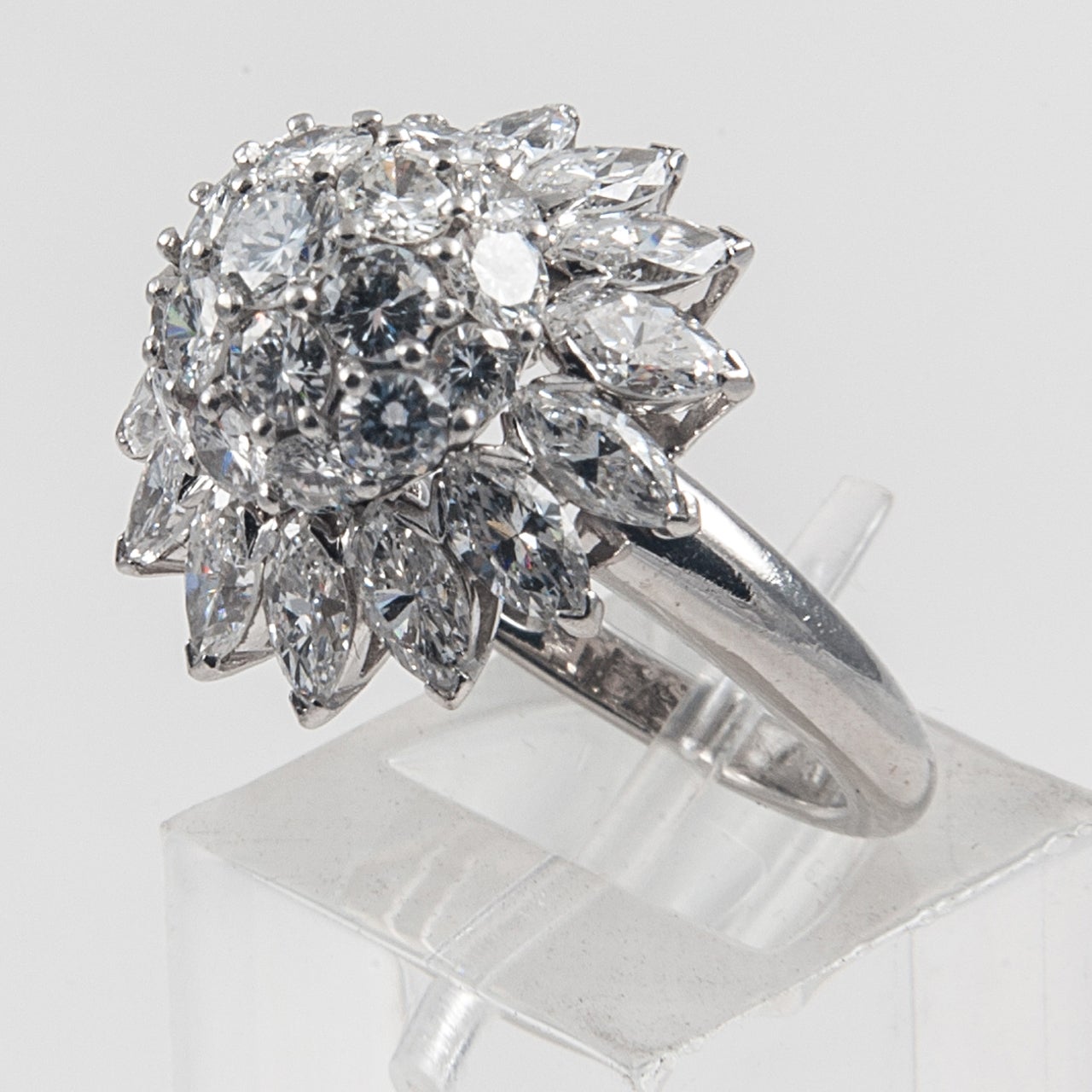 Diamond Platinum Star Cluster Ring In Excellent Condition For Sale In London, GB