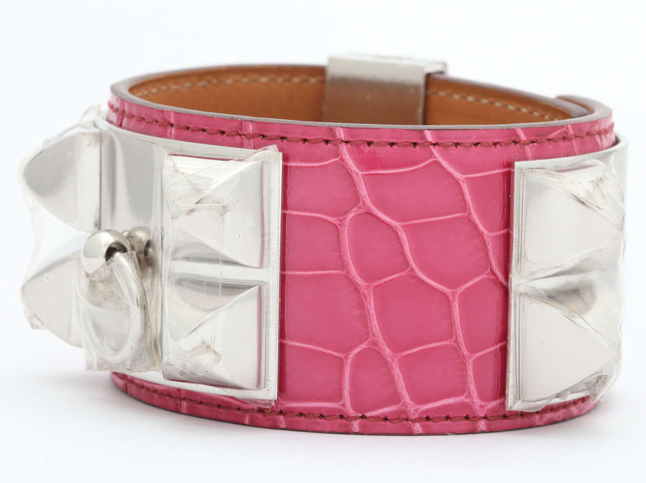 Extremely rare Hermes Collier de Chien bracelet with fusha alligator leather and silver hardware.
Size S (Women's).