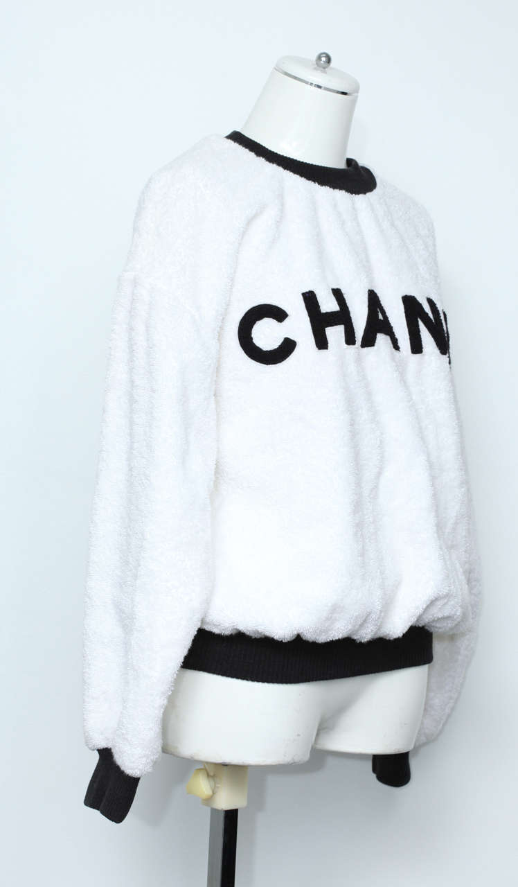 Very rare Chanel black/white terry logo pullover sweater.

Cotton 100%

Size: S-M