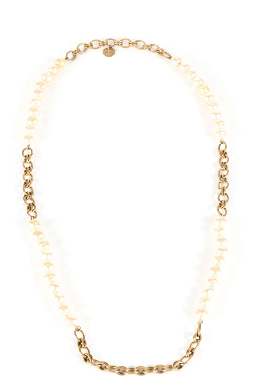 A beautiful Chanel necklace of dimpled glass pearls and gilt chain of alternating single and double links. Octagonal 