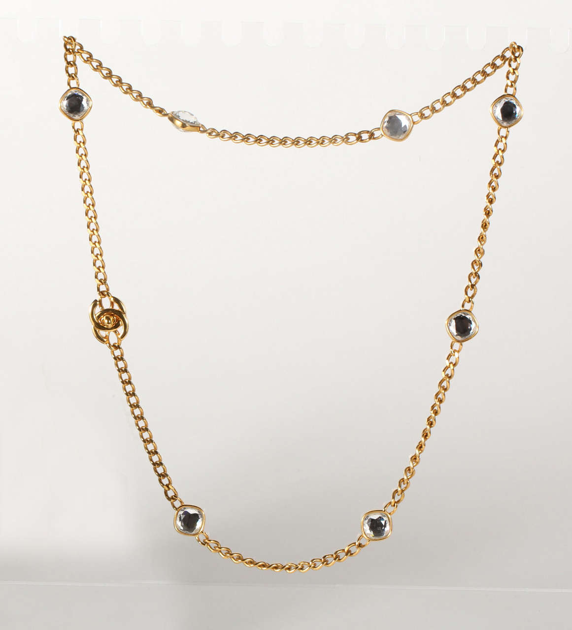 A chic Chanel gilt metal chain necklace set with seven double-sided faceted crystals and with the interlocking 