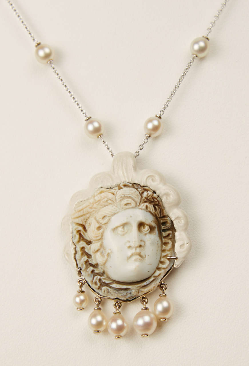 Very important two-layer agate cameo featuring Medusa, represented three-quarters facing, with very fine details of her « beautiful cheeks », snake-shaped hair-curls, wings on the helmet, with a startling gaze expression, Roman Art of the IVth