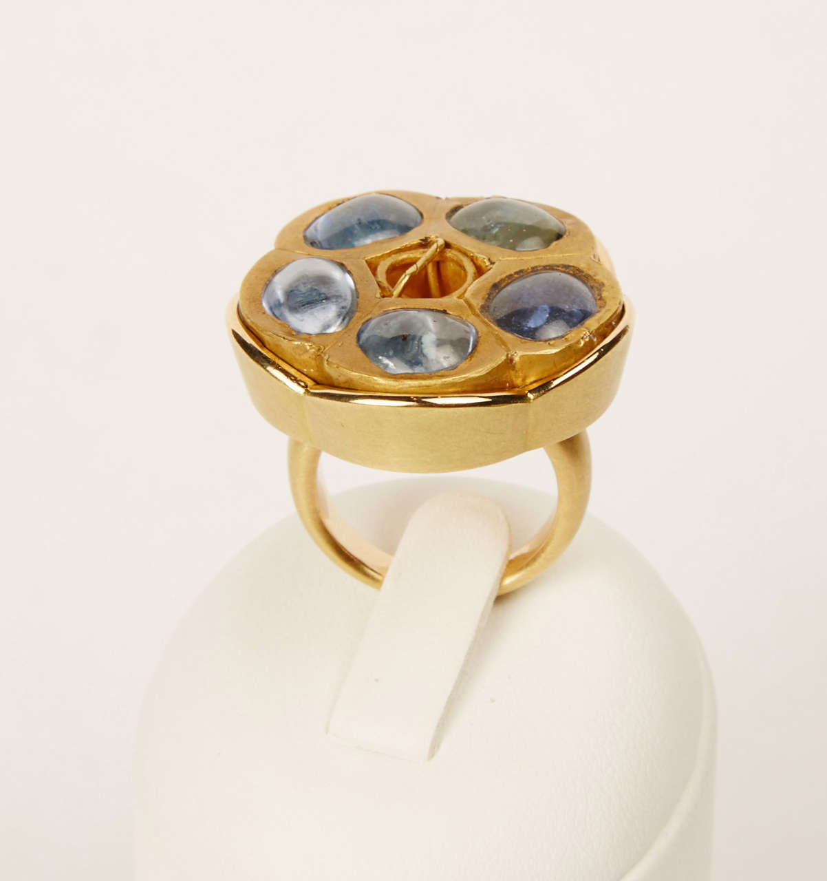 Roman Sapphire and Gold Ring In Excellent Condition For Sale In Paris, IDF