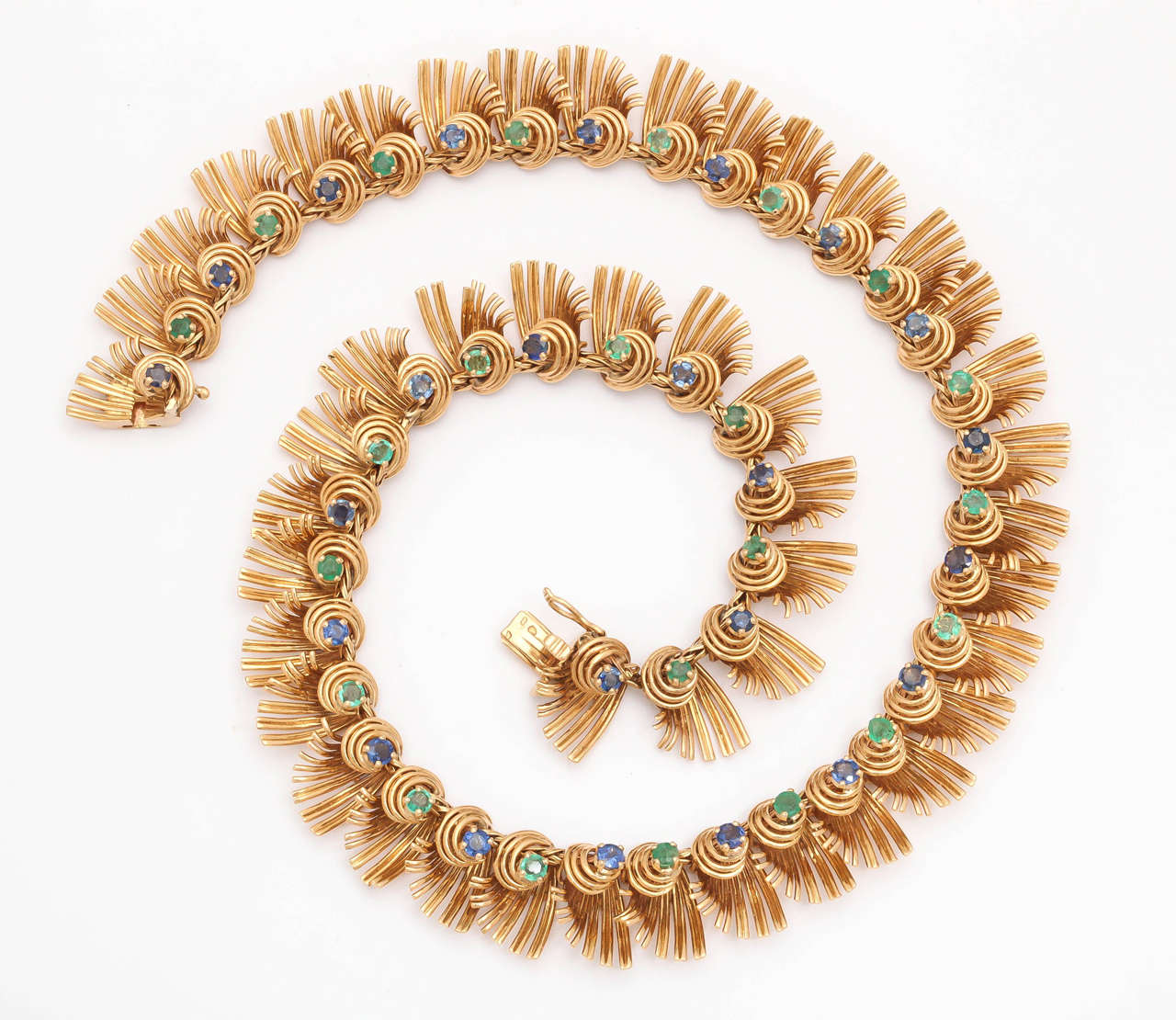 1940s French Sapphire Emerald Gold Link Necklace In Good Condition For Sale In New York, NY
