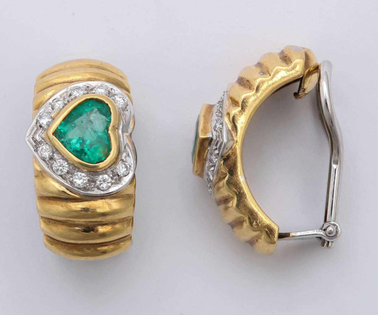 Modern Emerald Gold Ridged Hoop Earrings For Sale