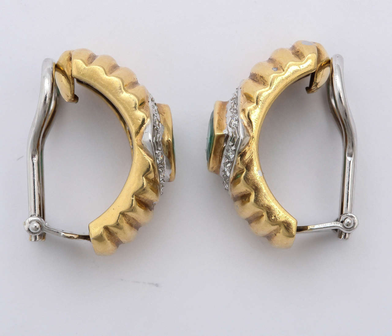 Emerald Gold Ridged Hoop Earrings In Excellent Condition For Sale In New York, NY