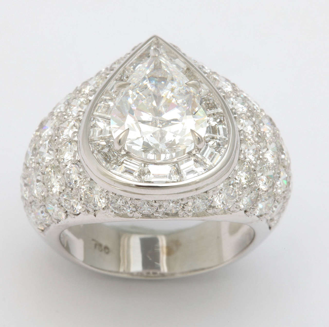 Wunderschöner birnenförmiger Diamantring, entworfen von Diana M. exklusiv für Neiman Marcus und Saks Fifth Avenue Stores. 
Der Mittelstein ist 3,00 Karat G in Farbe SI in Klarheit Birne Form, mit Baguettes den ganzen Weg um Birne Form Diamant und