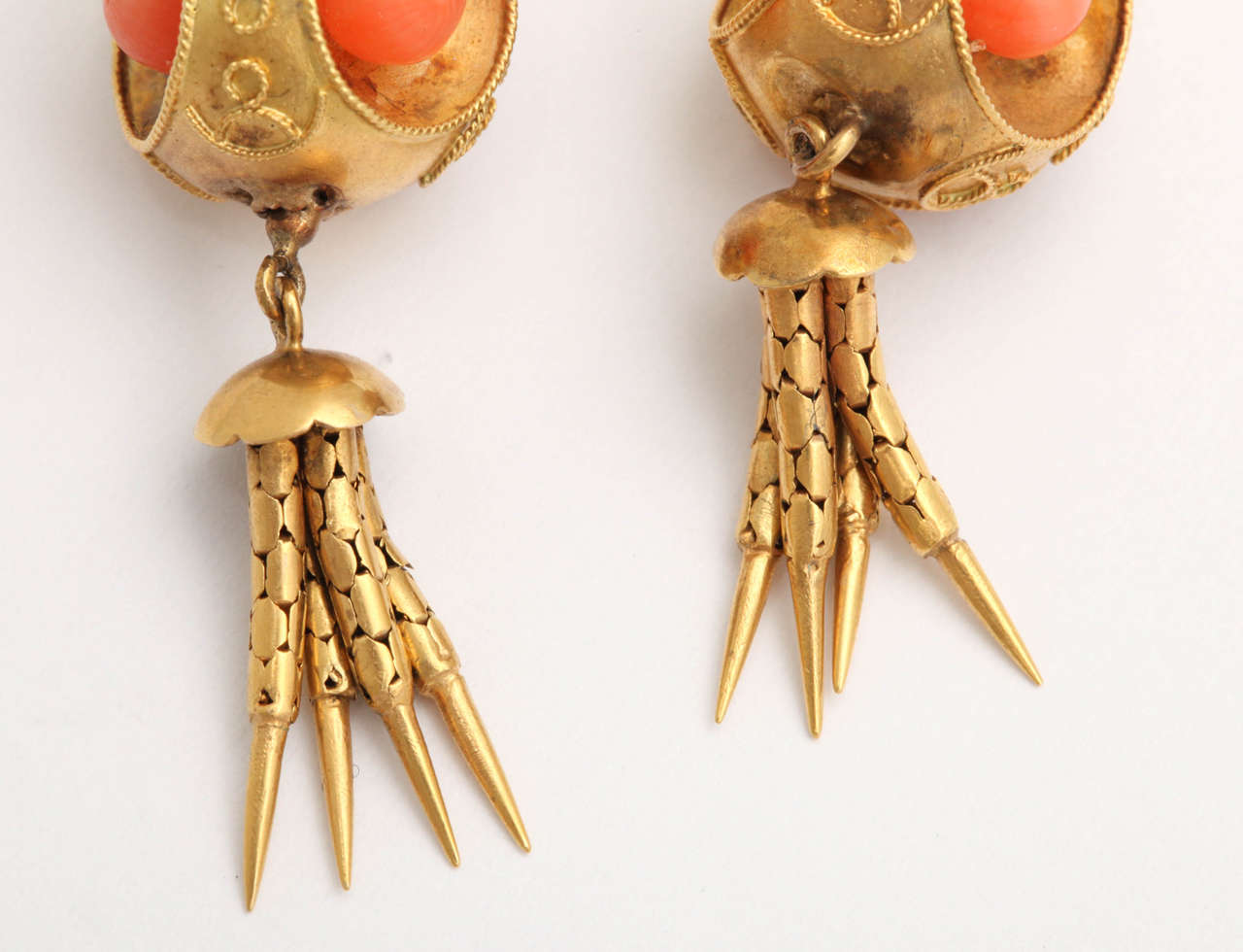 Victorian Coral 18k Gold Tassel Earrings, circa 1870 In Good Condition For Sale In St. Catharines, ON