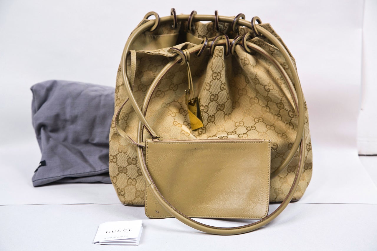 Gucci canvas logo hobo bag In Excellent Condition In Stamford, CT