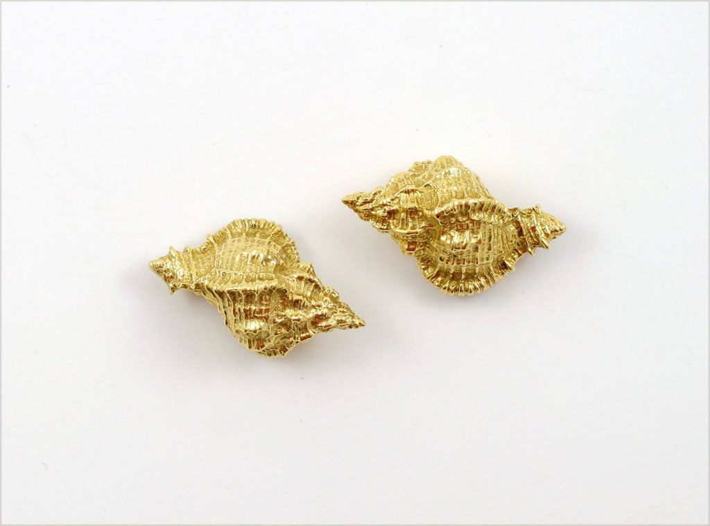 Just in time for the summer! A pair of elegant Tiffany & co. seashell pins in 18k gold.  The weight of these pins is quite substantial.