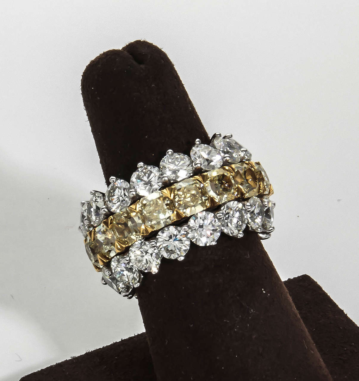 Taille ronde Bague à large anneau en diamants jaunes et blancs fabuleux en vente