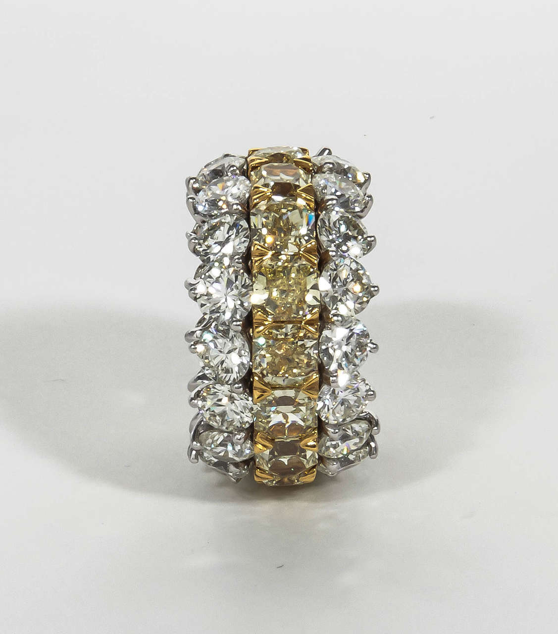 Bague à large anneau en diamants jaunes et blancs fabuleux Pour femmes en vente